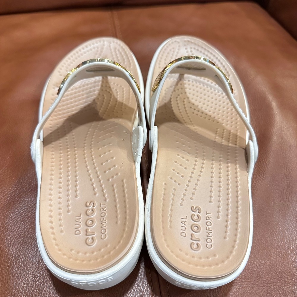 Crocs Sanrah Metal Block Flip Flops Women White Gold Wedge Sandals Boho Travel 8 - Picture 3 of 10